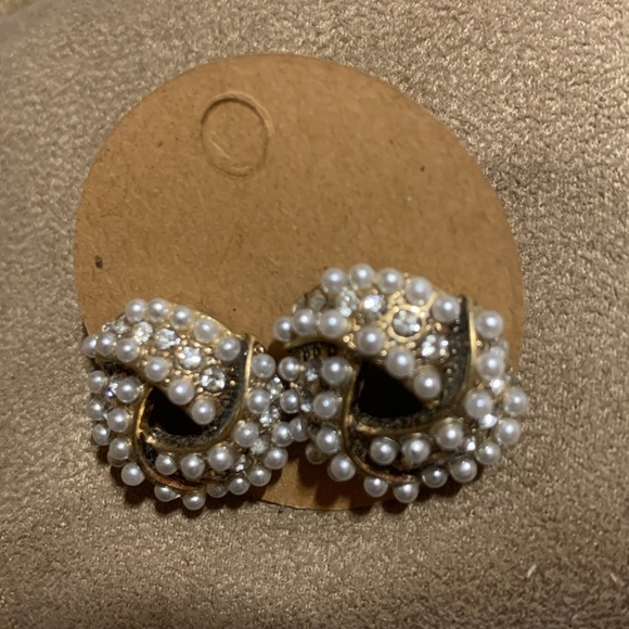 ⭐️*2/$10*⭐️Faux seed pearl and gold twist knot earrings-BRAND NEW - Picture 2 of 4